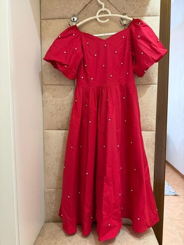 калон кардани сина дар хона: Qırmızı rəngdə zərif midi don - Model: A-kəsim, ətəyi geniş, midi boy