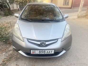 одиссей первый кузов: Автомобиль Honda Jazz серого цвета, компактный хэтчбек с характерной
