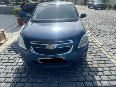 фольксваген новый кузов: Tünd göy rəngdə Chevrolet Cobalt avtomobili, dörd qapılı sedan kuzova