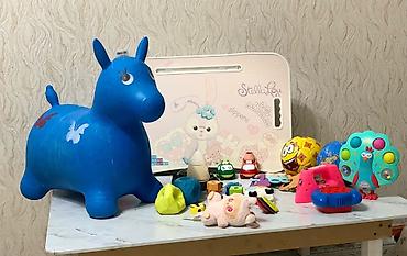 Набор детских игрушек и развивающих аксессуаров. В комплекте: -
