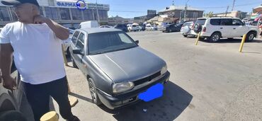 продаю связи с переездом: Хэтчбек Volkswagen Golf III серого цвета с пятидверным кузовом