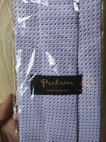 sjajne pantalone: Elegantna muška kravata u svetlo ljubičastoj boji sa modernim dezenom — 3
