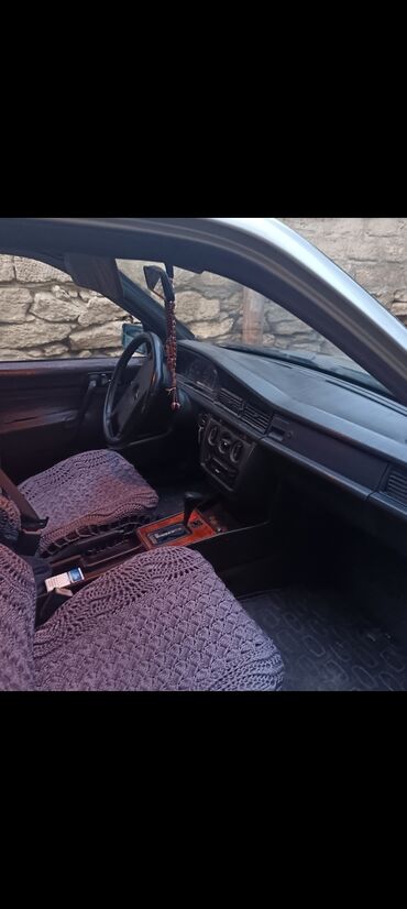 Mercedes-Benz: Mercedes-Benz 190E sedan - Korpus: 4 qapılı sedan, “bej/qızılı” rəng — 6