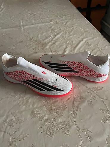 Бутсы: ⚽ Продаю футбольные бутсы Adidas 📏 Размер: 41 🎨 Цвет: белый с красным — 1