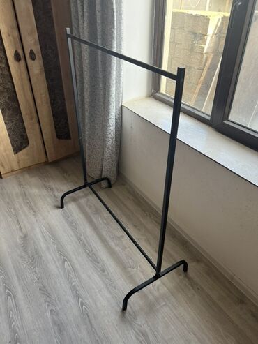 Mağaza asılqanları: Ölçü texmini Hündürlük 134 Eni 103 Metall paltar asılqanı/rax - — 5