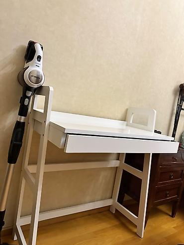 ağ stul: Ağ rəngli həm masa, həm də ofis kreslosu dəsti.Jyskdan alınıb,ideal — 2