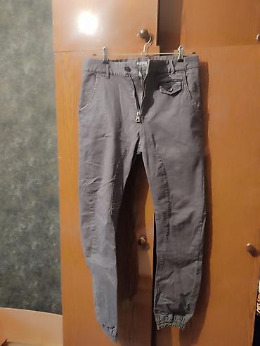 Boz rəngli kişi şalvarı - Stil: Jogger/kargo üslubunda gündəlik şalvar