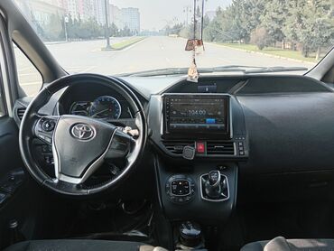 Toyota: Toyota Voxy: 1.8 l | 2015 il Van/Minivan — 6