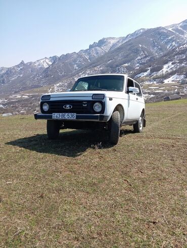 VAZ (LADA): Lada Niva 4x4 (VAZ 2121) – ağ rəngli, 3 qapılı off-road SUV. Tam — 8