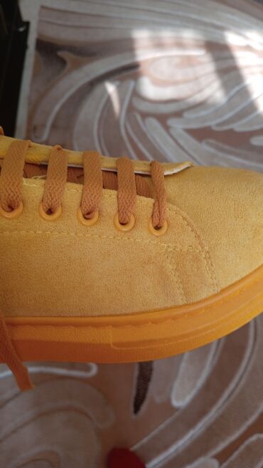 Krasofkalar və idman ayaqqabıları: Parlaq sarı rəngli uniseks idman ayaqqabısı - Stil: Klassik bağlamalı — 9