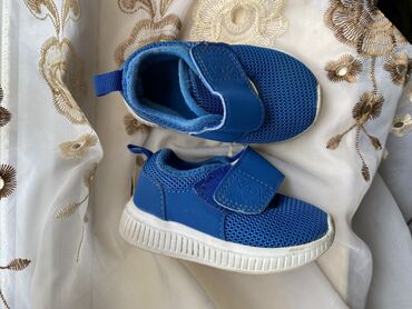 обувь для малышей: Пинетки или кроссовки с хорошей подошвой Фирма бебигоу Размер 20
