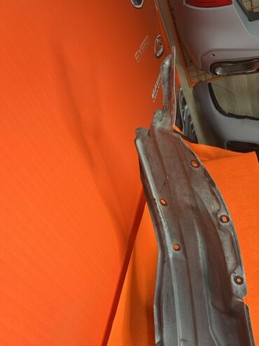 Подкрылки, брызговики, защита днища: Черный пластиковый подкрылок для автомобиля. Имеет изогнутую форму — 8