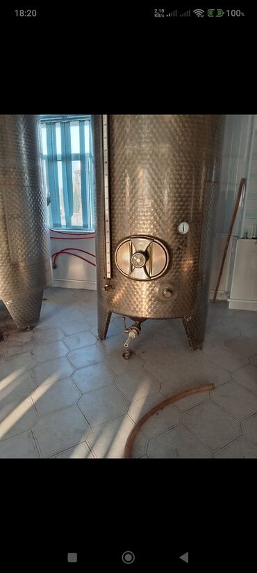 Baklar və çənlər: Bak, Paslanmayan polad, 3000 l l — 6