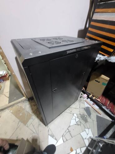серверы 8 x 146 гб: Продаются серверные шкафы, 5 шт. 600х950х2000 Цена за шт. 25000 сом и