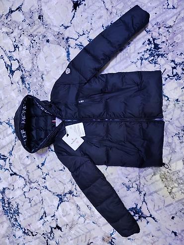 Пуховики и зимние куртки: Пуховик Moncler, темно-синий/черный цвет. есть затяжка на капюшоне и с — 7