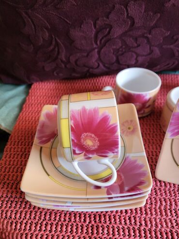 Kuhinjski setovi: Soljice nove porcelanske vintaz. Soljice komada 5 u ceni. Tacne — 11