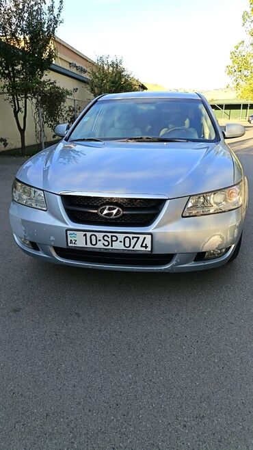 Hyundai: Hyundai Sonata (gümüşü rəng), AZ dövlət nömrə nişanı 10-SP-074 — 1