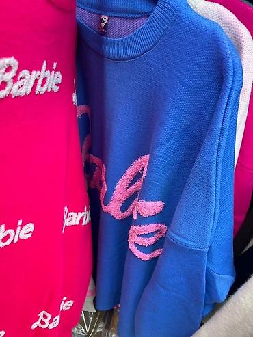 Кофты, свитеры: Женский вязаный свитер с объемной вышивкой “Barbie”. - Свободный — 4