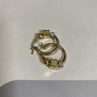серьги золотые: Золотые серьги-кольца Louis Vuitton с декоративными элементами -