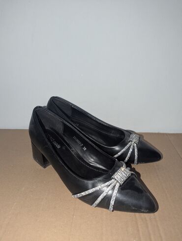 Ботинки и ботильоны: Продаю женские ботильоны на устойчивом каблуке. Чёрные 39го — 9