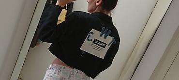 tigraste helanke: Kratki ženski blejzer sa patch detaljima - Model: krojeni, skraćeni — 1