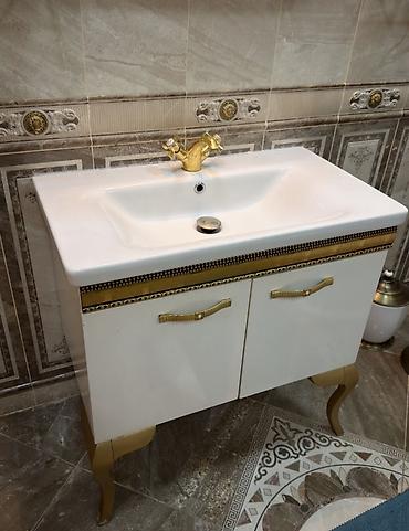 hamam kranti: Klassik üslubda banyo dəsti - Seramik əlüzüyü və dolab: Ağ rəngli — 1