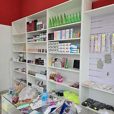 optik vitrin: Gözəllik və şəxsi qulluq məhsulları üçün tam təchizatlı vitrin. Qiymət — 9