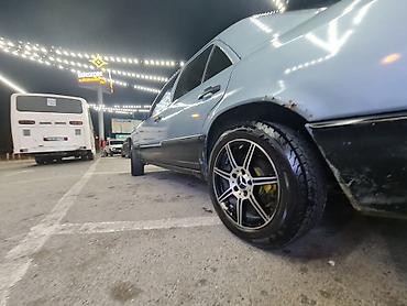mühərrik yastığı: Mercedes-Benz E-Class W124 sedan - Kuzov: 4 qapılı sedan, açıq mavi — 3