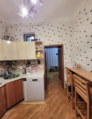 Uzunmüddətli kirayə mənzillər: Mənzil Elmlər Akademiyasi. metrosuna yaxın ərazidə yerləşir.Piyada 3-4 — 10