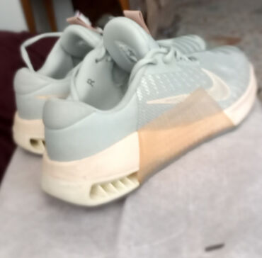 Krossovka ve ketlər: Nike, Ölçü: 39, rəng - Boz, Yeni