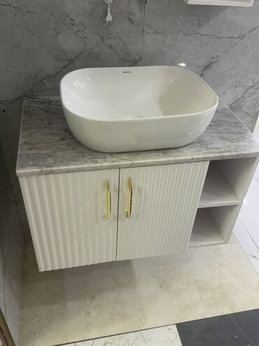 Hamam üçün kranlar: Mərmər formalı səthə malik ağ rəngli asma hamam dolabı, üzərində ağ