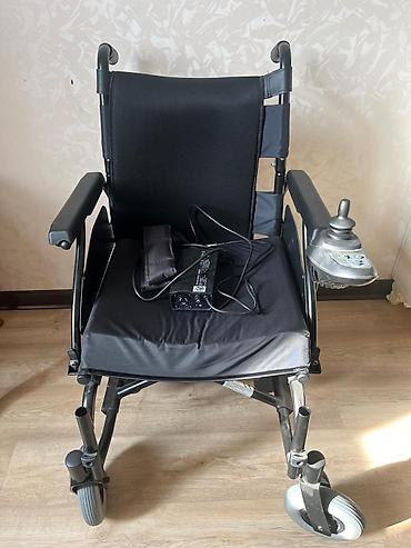 elil arabaları: Elektrikli əlil arabası. Qara rəngli, rahat oturacaqlı və yüksək arxa — 2