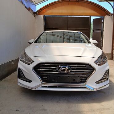 машина последующим выкупом: Белый седан Hyundai Sonata с хромированной решеткой радиатора и