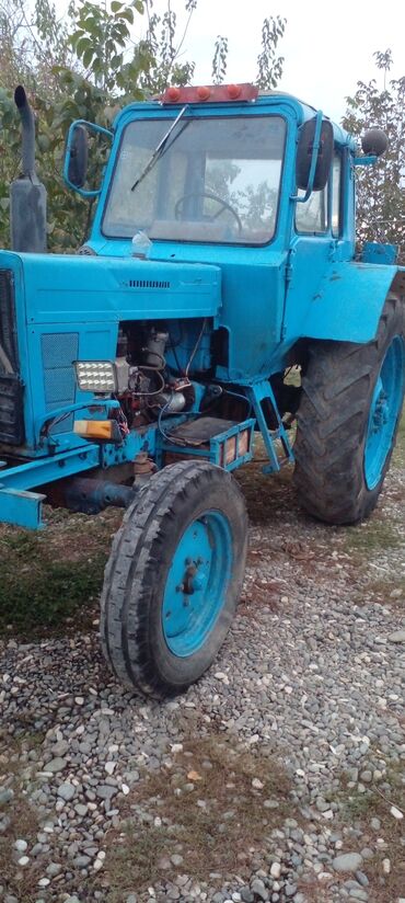 Traktorlar: Mavi rəngli təkərli traktor - Kabinli model, ön egzoz borusu və tavan — 4