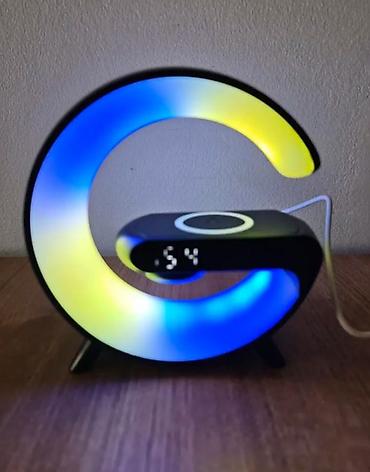 saat alan: RGB “G” formalı masaüstü saat-lampa və simsiz şarj qurğusu (3‑ü 1-də) — 2