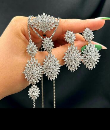Zərgərlik əşyaları: Gumus 925. Swarovski qaslari. Ag qizil suyuna cekilmis .Zərgərlik