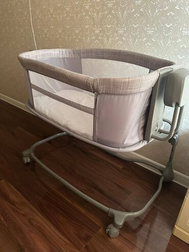 я ищу кровать: Балдар үчүн кошумча коюлган керебет, Колдонулган, Дөңгөлөктүү, түсү - Боз