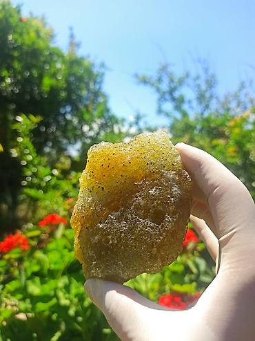 Digər kolleksiyalar: Parlaq Təbii Yaşıl Daş Satılır – Jade Tipli Nadir Mineral, İşıqda Rəng — 12