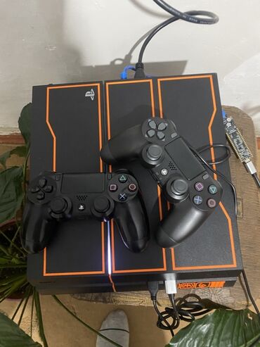 PS4 (Sony PlayStation 4): Игровая консоль PlayStation 4 с двумя беспроводными контроллерами