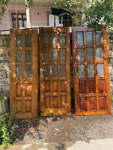 qapı kilidi: Şüşəli panelli taxta qapılar, hər biri 12 şüşə panelə malikdir. Bu