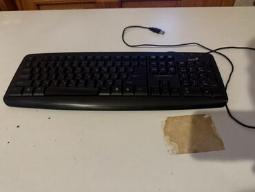 Настольные ПК и рабочие станции: Genius brendinə məxsus qara rəngli, simli USB klaviatura. Klaviaturada