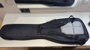 Bas gitaralar: İnvasion brendi Jazz Bass (elektro bass) İki pikap sistemi: 1. Boyun — 9