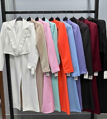 crocs usce: Ženski komplet – kratki sako + široke pantalone - Krojen komplet — 3