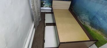двухъярусная кровать со шкафом и столом: Кровать-тахта с выдвижными ящиками для хранения. Корпус выполнен в
