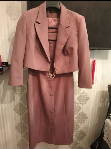 Пиджаки: Qadın dəsti – qolsuz pencərəsiz don və qısa jaket - Rəng: tozlu