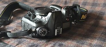 stara elektronika: Nikon D7200 DSLR fotoaparat (telo) sa originalnim Nikon kaišem 72000 — 4