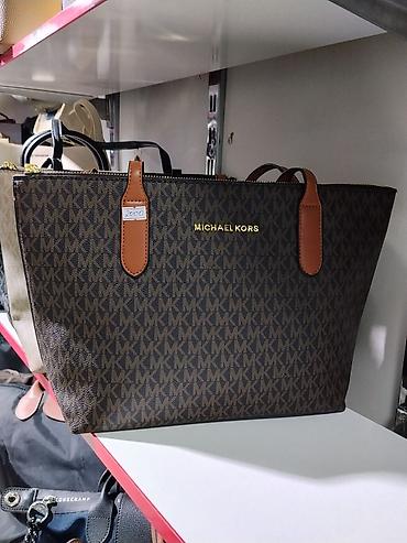 Сумка-тоут Michael Kors - Модель: классический тоут с верхней молнией at lalafo.kg Сумка-тоут Michael Kors - Модель: классический тоут с верхней молнией