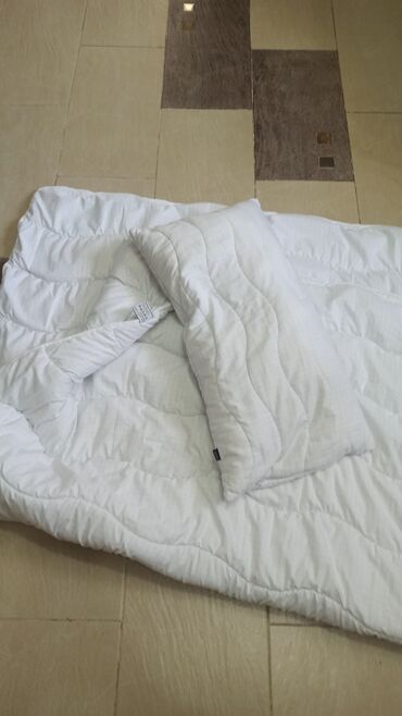 Текстиль: Подушка и одеяло, односпалка, брала в Германии, в связи с выездом