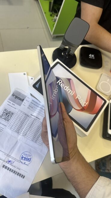 11 pro 128: Gümüşü rəngdə, yığcam dizaynlı Redmi Pad planşeti. İncə korpusu onu