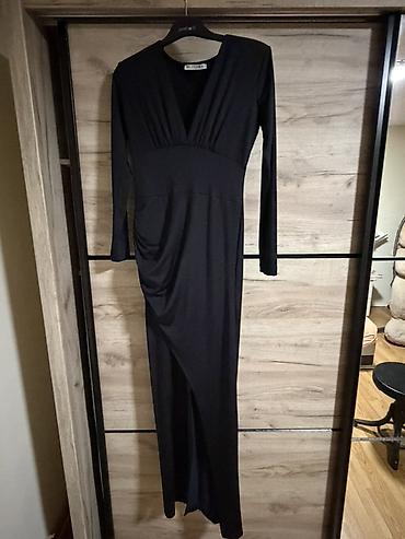 cizme givenchy: Elegantna crna duga haljina sa dugim rukavima. - Model: maxi dužina — 3